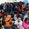 Ribuan pekerja saat menortir lembar kertas suara pilpres 2014.